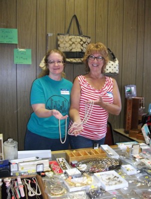 2015 Aug 1 Flea Market jewelry table(606x800)